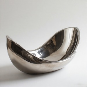 Corbeille à fruits contemporaine en étain antique avec corps en métal tissé et anneaux subtils en or sur le haut et le bas - Product Image 6