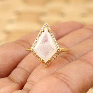 แหวนรูปทรงเพชรประดับมูนสโตนสีชมพูพร้อมคริสตัลฮาโลสีทอง – แหวนค็อกเทลดีไซน์หรูหราสำหรับผู้หญิง - Product Image 2