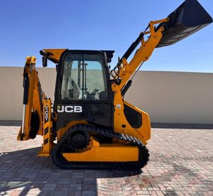 รถตักล้อยาง JCB 1CXT 50 แรงม้า สำหรับงานก่อสร้างและงานฟาร์ม  พร้อมบุ้งกี๋ขนาด 0.36-0.37 เมตร  เครื่องยนต์ดีเซล  แบบตีนตะขาบ  ประสิทธิภาพสูง - Product Image 1