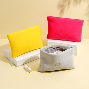 Pochette de maquillage en néoprène personnalisée avec logo, souple, imperméable, organiseur de voyage - Product Image 4