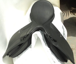 Selle anglaise synthétique de qualité supérieure la plus vendue pour l'équitation Selle de dressage en cuir à siège souple de qualité fine - Product Image 4