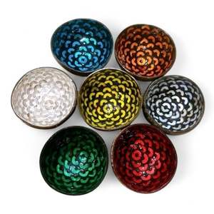 Bol en coque de noix de coco avec incrustation de nacre, vente en gros, conception personnalisée, fabricant direct du Vietnam - Product Image 1