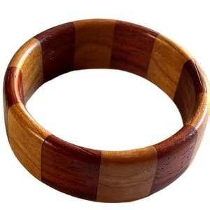Elegante brazalete de madera hecho a mano con textura de madera natural, pulsera ligera con acabado pulido para joyería de moda diaria - Product Image 4
