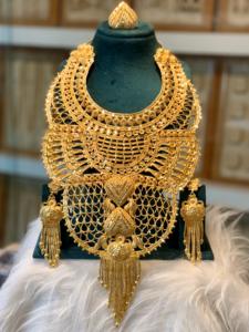 Collier et boucle d'oreille en or 24 carats élégant serti d'un design complexe en forme de poire. - Product Image 2