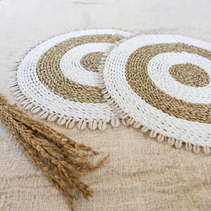 Salvamanteles de Pasto Marino Tejido a Mano con Diseño de Espiral Blanco |   Decoración de Mesa Estilo Boho Costero - Product Image 1