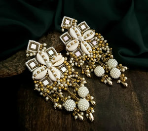 Lujosos pendientes colgantes de moda hechos a mano con perlas doradas de la mejor calidad para complementar el atuendo informal y formal - Product Image 2