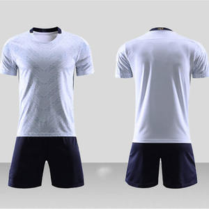 Fabricant d'uniformes de football sur mesure OEM, ensemble de maillot et short de sport respirant, à séchage rapide, léger, pour l'entraînement, les matchs et les sports - Product Image 4