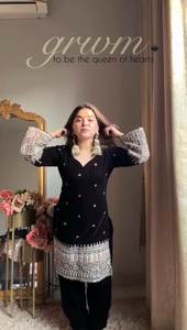 Achetez maintenant un magnifique salwar kameez noir pour femmes musulmanes, en tissu de soie velours pur, avec des broderies et des travaux de fils, création de designer. - Product Image 2