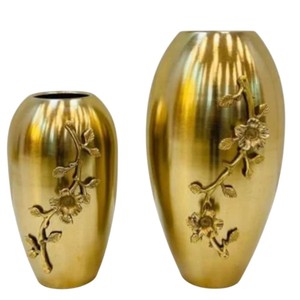 Florero artesanal de latón dorado con forma de Matka con acabado martillado y diseño floral para la decoración del hogar y la Oficina - Product Image 6
