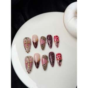 Accesorio de Uñas de Terciopelo con Diseño Cruzado - Product Image 1