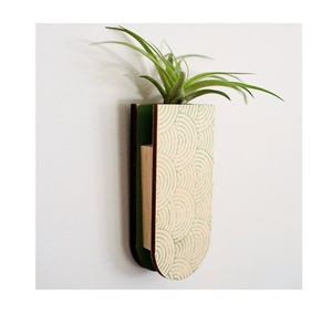 El elegante diseño contemporáneo de macetas de metal para colgar en la pared agrega un toque sofisticado y moderno a cualquier espacio de hogar u oficina - Product Image 4