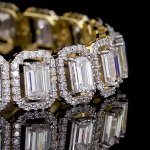 Pulsera Majestic Gleam de Oro de 14K con Diamantes Esmeralda y Diamantes de Laboratorio de Forma Redonda - Product Image 2