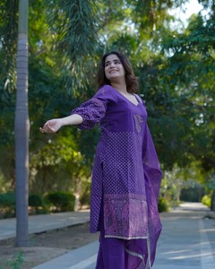 Ensemble de costume en coton imprimé à la main Vamika Royal Orchid avec dupatta en organza pour le meilleur prix de gros - Product Image 5