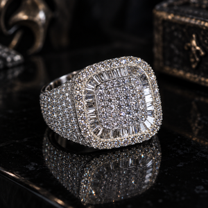 Bague Chevalière Personnalisée en Moissanite Sertie de Pierres pour Homme en Argent Sterling 925 avec Sertissage Pavé et Design Halo, Bijoux Hip Hop - Product Image 1
