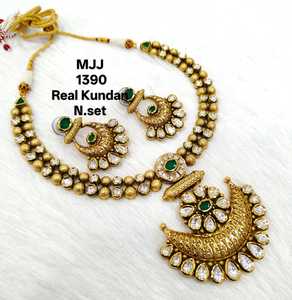 Collier de mariée Kundan indien traditionnel le plus demandé finition dorée adapté aux bijoux de mariée et de festival à bon prix - Product Image 1