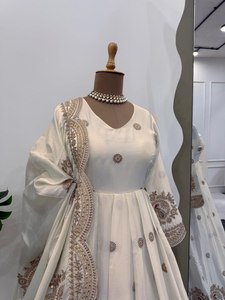 Elegante vestido de Bollywood bordado blanco en tela de seda Chinon con Dupatta secuenciada para fiestas de invierno con codificación interna - Product Image 5