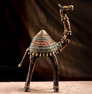 Dokra sculpture d'un chameau en laiton multicolore, une figure animale décorée antique, disponible aux prix de gros. - Product Image 1