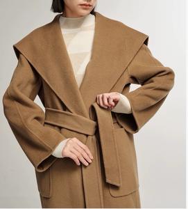 Manteau trench kaki axé sur la mode élégante et discrète avec options de personnalisation - Product Image 2