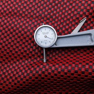 Luxueux damier rouge et noir cuir tissé à la main personnalisable 1 à 12 pieds carrés produit en cuir de qualité supérieure - Product Image 2