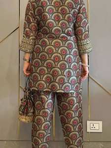 ชุดเซ็ตผ้าเครปธรรมชาติแท้พิมพ์ลายดิจิทัลแบบดั้งเดิมสำหรับผู้หญิง สไตล์ดอติ ใส่ได้ทุกฤดู เหมาะสำหรับงานแต่งงาน - Product Image 3