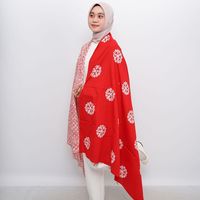 Kain Batik Merah Buatan Tangan Artisan dengan Pola Medali Bunga Tradisional dan Pinggiran Geometris Etnik oleh Indonesian Heritage
