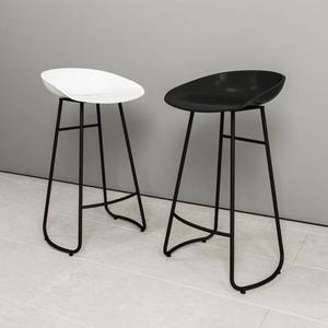 Tabouret de bar luxueux en bois et en fer avec des finitions de haute qualité et une construction robuste pour des sièges à la mode et durables - Product Image 2