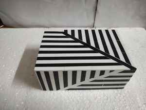 Cette boîte saisissante de bijoux comporte un le modèle noir et blanc audacieux de rayure méticuleusement ouvré par l'incrustation de résine. Décoration - Product Image 5