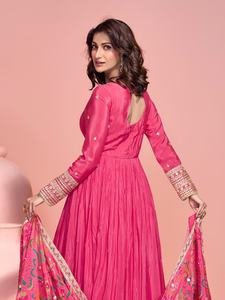 Traje de Mujer con Tela de Viscosa Chi-non, Bordado Completo Pesado con Dhaga, Zari y Lentejuelas, con Estampado Digital - Product Image 3