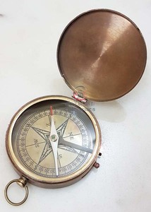 Boussole marine artisanale en laiton antique avec motif d'échiquier, objet de collection nautique vintage, 8 cm, haute qualité - Product Image 4