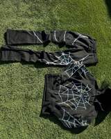 Elegante Conjunto Deportivo de Invierno para Hombre de Inspiración Griega, Sudadera con Capucha y Pantalones Negros con Diseño de Araña Personalizado en Tela de Forro Polar