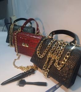 กระเป๋าคลัทช์สะพายไหล่ขนาดเล็กสุดหรูจาก Anwar Enterprises หนังจระเข้เคลือบลาย - Product Image 3