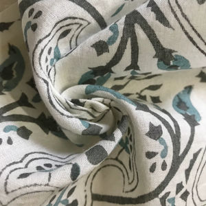 Tissu en coton imprimé à la main, motif floral Mughal en bleu indigo et vert sarcelle sur base naturelle - Product Image 1