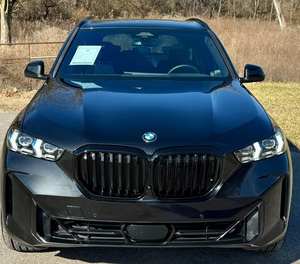 BMW X5 XDrive40i AWD 2024 Negro Ejecutivo Usado con Techo Solar, Arranque Remoto, Asientos de Cuero, Paquetes Premium y Deportivos, Volante a la Izquierda - Product Image 1