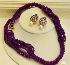 Conjunto de Joyería de Lujo con Collar de Cuentas de Cristal de Amatista Morada de Varias Capas y Aretes con Diseño Floral de Lágrima Chapados en Oro - Product Image 2
