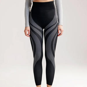 Venta al por mayor de Arte de impresión de alta cintura Fitness Yoga Pant Sets transpirable entrenamiento sin costuras Leggings para las mujeres de talla grande Leggings - Product Image 1