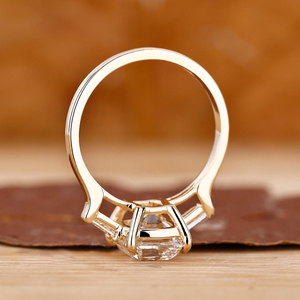 Bague de fiançailles et de mariage en argent sterling 925 plaqué or avec zircon cubique de forme coussin et deux baguettes effilées latérales - Product Image 5