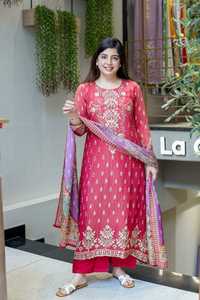 Gorgeous Pure Hand Work & Gota heavy Work Kurti Set con bordado con elegantes detalles de espejo Ladies Kurta Pant - Product Image 4