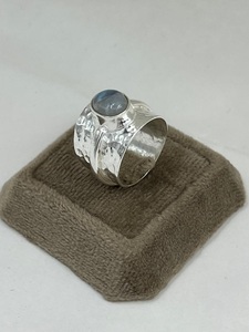 Anillo de plata esterlina hecho a mano con piedra lunar de arco iris ovalada | Anillo de declaración bohemio de plata 925 - Product Image 3