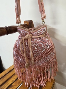 Sac Potli Brodé de Designer Royal Midnight Elegance Noir Royale Potli Glamour Charme Céleste Doublure en Soie Perlé Noir Sac - Product Image 2