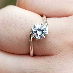 Anillo Solitario Hecho a Mano en Plata de Ley 925 con Seis Puntas y Circonita Cúbica, Regalo Perfecto para Cumpleaños, Aniversario o Dama de Honor - Product Image 2