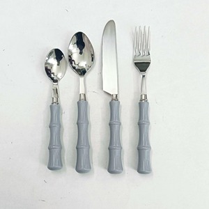 Ensemble de couverts à poignée en résine noire et blanche Design de bloc élégant Vaisselle de qualité supérieure pour les repas modernes pique-nique et banquet - Product Image 3