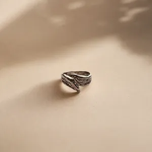 Bague Aurelia en acier inoxydable plaqué or rose avec plume en relief - Product Image 3