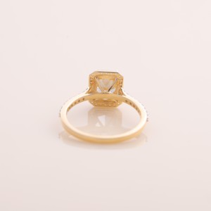 Anillo de oro amarillo, blanco y rosa de 18 quilates con halo de diamantes amarillos de corte esmeralda de 1.5 quilates y tallo dividido - Product Image 3