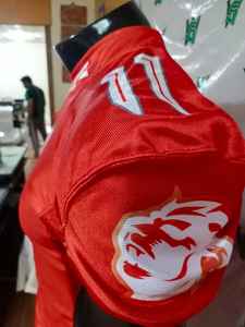 Ensemble maillot et short de football américain sans manches personnalisé pantalon et masque rembourrés pour jeunes et adultes conception de sublimation pour hommes femmes - Product Image 4