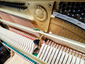 Piano Vertical Yamaha U30BL Negro, Usado en Japón, Teclas Sensibles al Tono, Duradero y Estable, Éxito de Ventas Global - Product Image 6