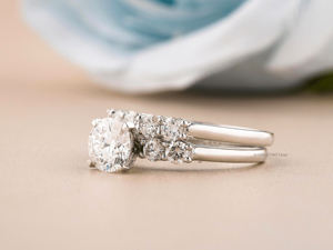 Conjunto de anillo nupcial de diamante de moissanita de corte redondo en oro blanco de 18 quilates atemporal de 2 piezas de boda y anillo de compromiso dúo para mujer - Product Image 4