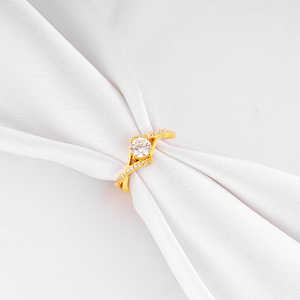 แหวนเพชรรูปสี่เหลี่ยมขนมเปียกปูนสีทอง - Product Image 5