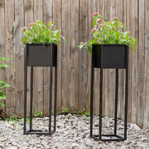 Magnifique jardinière en métal noir créée pour les maisons élégantes offrant une qualité durable et un style sophistiqué - Product Image 4
