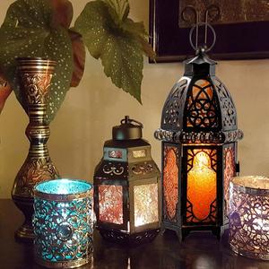 Ensemble de deux lanternes en métal faites à la main de haute qualité pour la décoration de jardin de mariage et les bougeoirs exigeant l'approvisionnement - Product Image 1