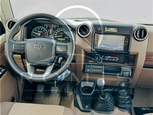Toyota Land Cruiser Serie 70 2026 Bianco, Pickup 4.1-6L Benzina Manuale, 4 Posti, Sedili in Tessuto Scuro, Pneumatici R17, Guida a Sinistra - Product Image 5